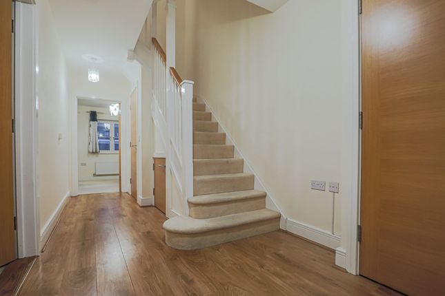 2 Thirlmere Terrace, Surrey photo 4