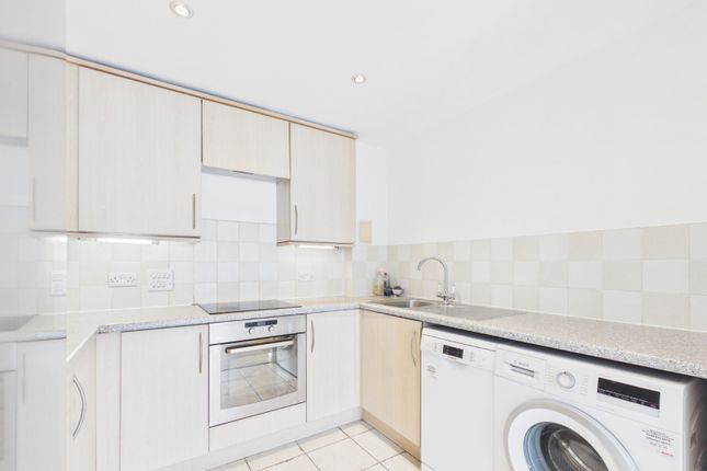 Flat 168, Berberis House,, Highfield Road, Feltham photo 3