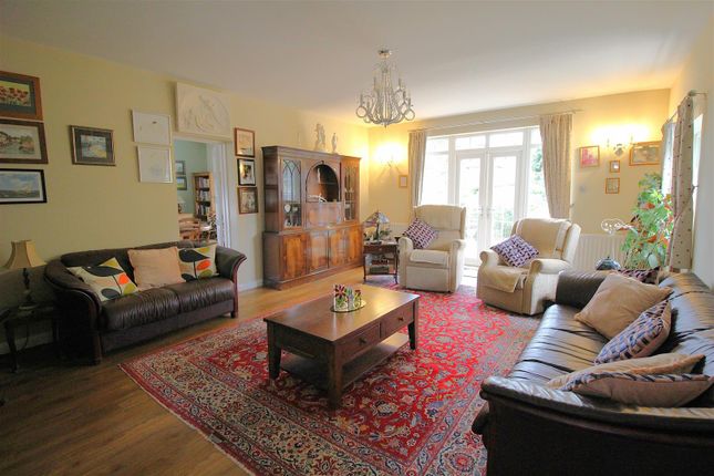 5, Fir Tree Close, Epsom photo 2