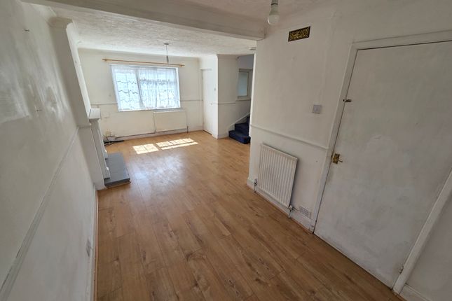 302, LUTON photo 3
