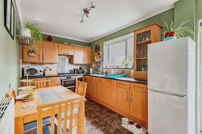 10, Huddleston Crescent, Redhill photo 4