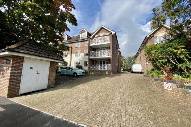 Flat to rent in Bentley Court, Southampton