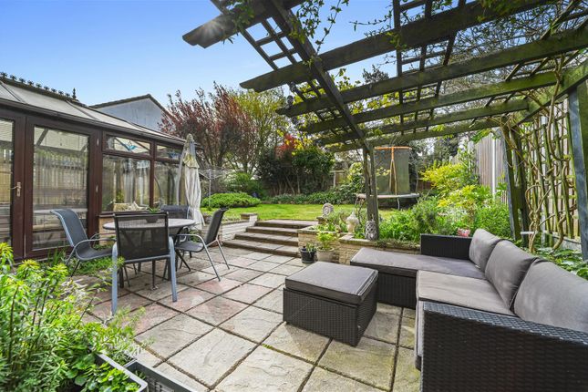2, Skelton Close, Lawford photo 3