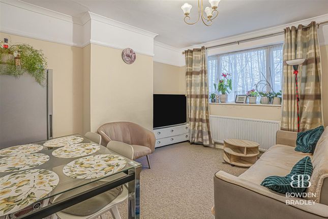 80a Brunswick Gardens, Ilford photo 2