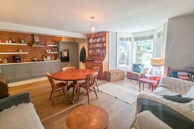 Basement Flat, 223 Burrage Road, Woolwich photo 3