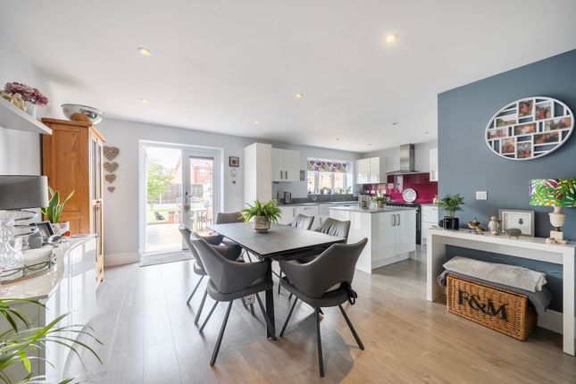 6 Llewellyn Close, Pershore photo 4