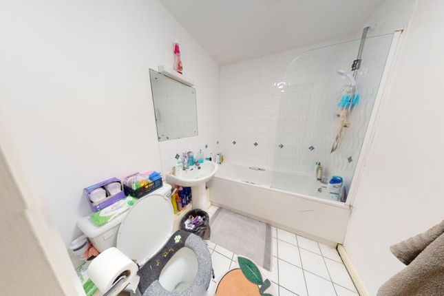 A Bright Bathroom Suite Featuring A Full Bathtub W...