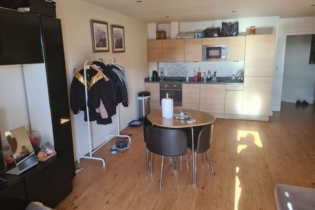 Flat 33, Pinnacle House, 15, Heritage Avenue, London photo 4