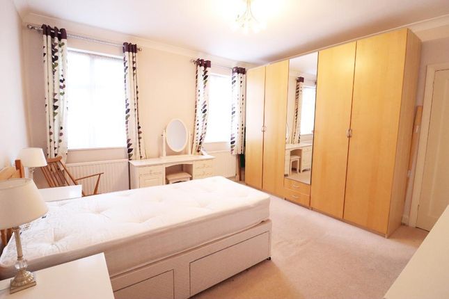 10a, Green Court, Green Lane, Edgware photo 4