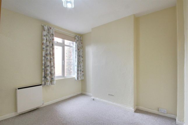 Flat to rent in Chatsworth Road, Worthing