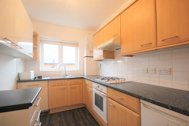 19B, Chapel Avenue, Addlestone photo 3