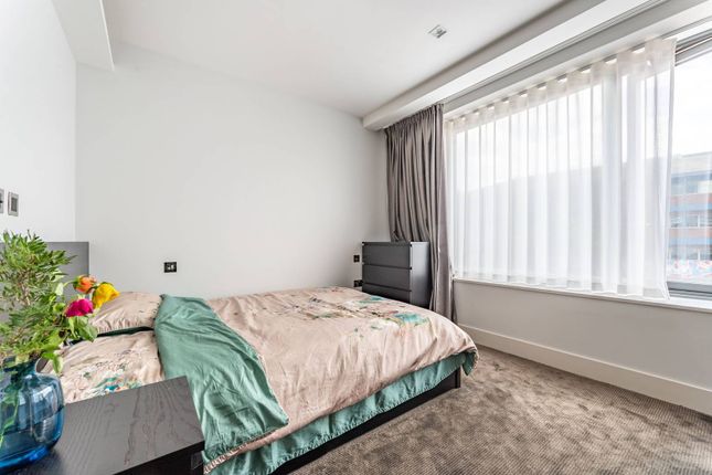 Flat for sale in The Corniche, Albert Embankment, London