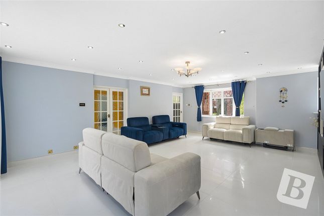 10, Parkland Avenue, Upminster photo 4