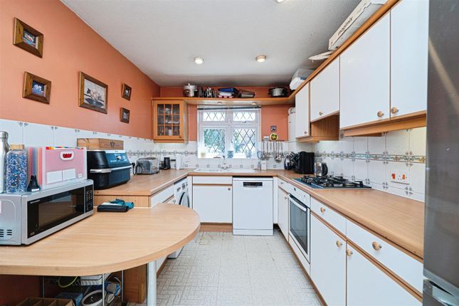 22, Grafton Way, West Molesey photo 4