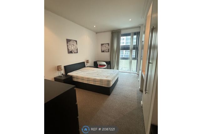 Room to rent in Discovery Dock Apartments East, London