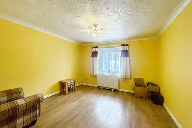 8, Lymington Court, Watford photo 2