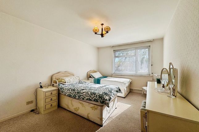 1 Dudley House Stratton Close, Edgware photo 3