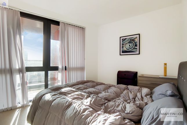Flat for sale in Williamsburg Plaza, London
