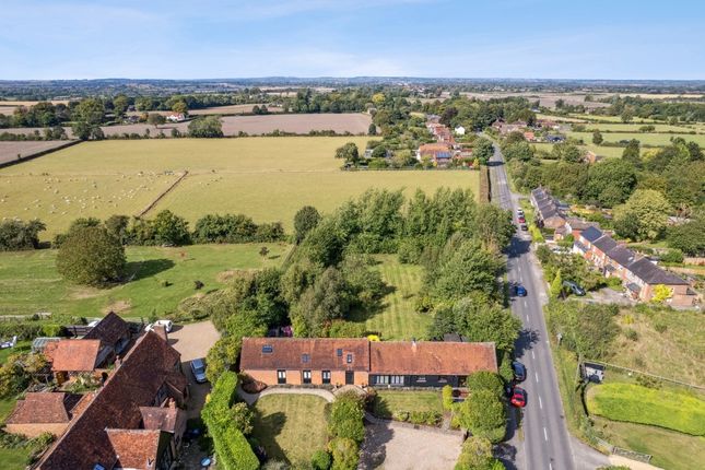 Thumbnail Barn conversion for sale in Chalkshire Road, Butlers Cross, Aylesbury