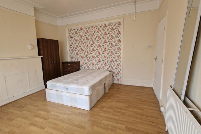 Room to rent in Woodside Road, Room 1, London