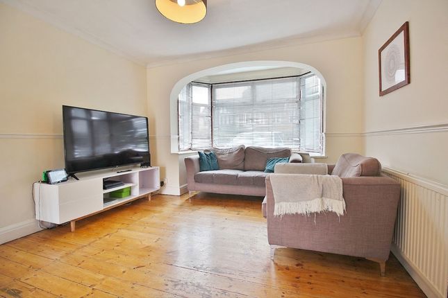 11 Alton Close, Isleworth photo 4