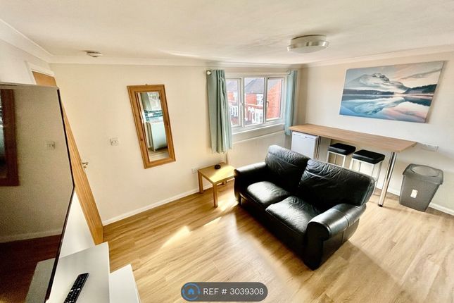 Euclid St Flat E, Swindon photo 5