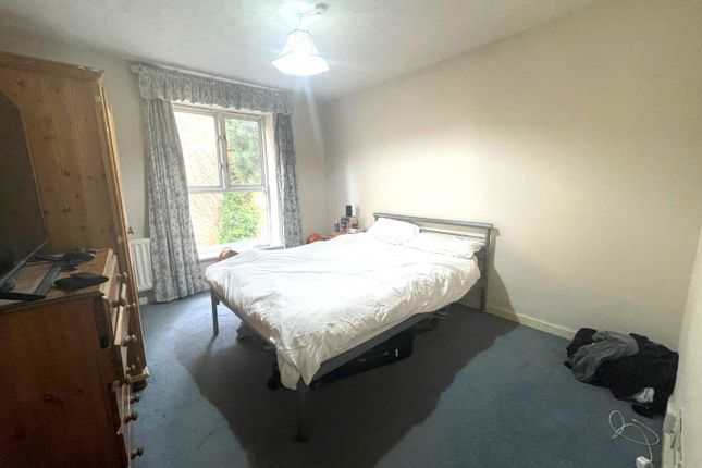 3  Flat 3, Wesley Avenue, London photo 4