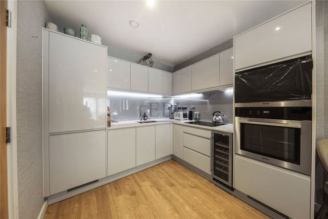 Flat 5, 1 Centric Close, London photo 4