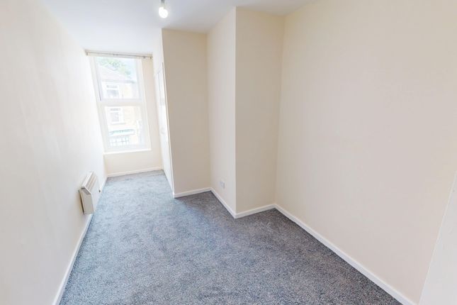 Flat 2, Idle Hall, Idle, Bradford photo 4