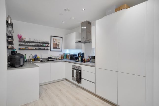 Flat 11, Leonard Court, Cobden Walk, London photo 4