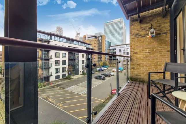 Flat to rent in Boardwalk Place, Canary Wharf, London