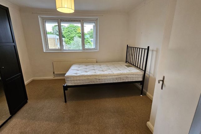 Flat to rent in Crieff Court, Teddington