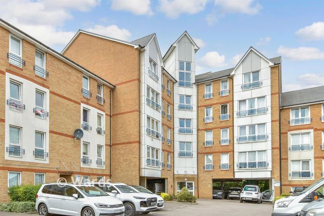 2-bed flat on Fairfield Square, Stuart Road, Gravesend, £190,000