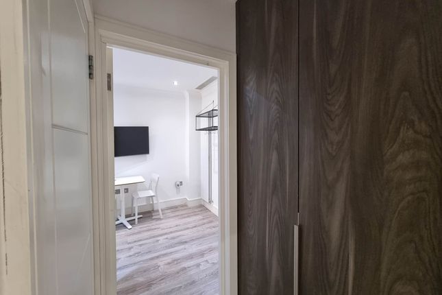 Flat to rent in High Road, Turnpike Lane