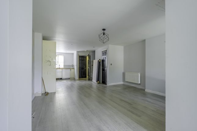 25, Churn Meadows, Cirencester photo 3
