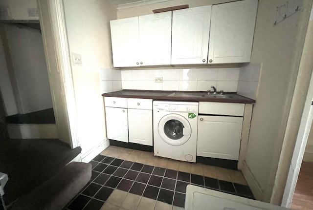 Flat to rent in Balham Road, London