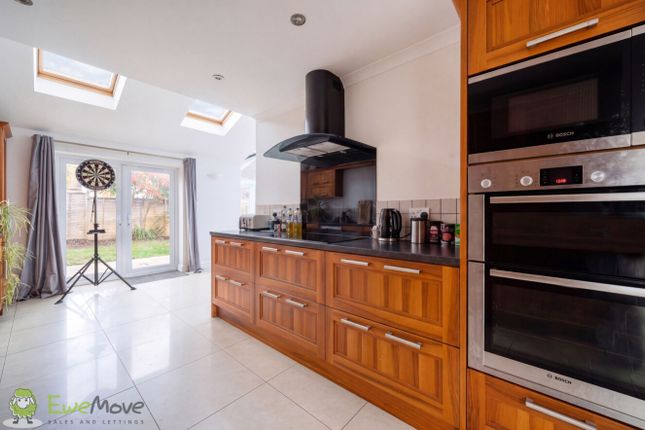 Sarisbury Close, Tadley photo 3