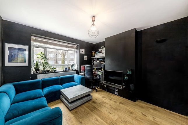 Flat to rent in White City Estate, London