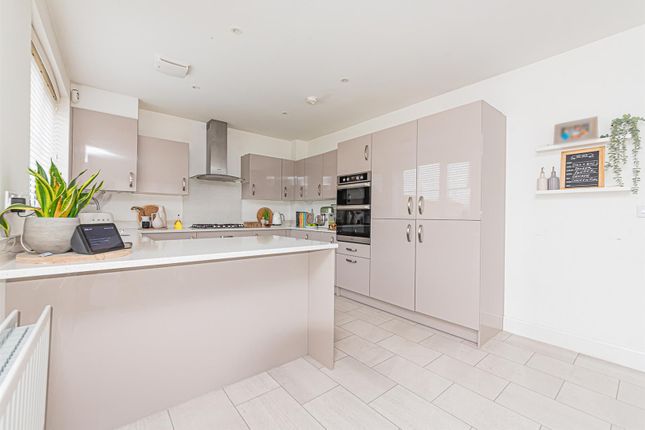 4, Rhodes Close, Winnersh photo 4