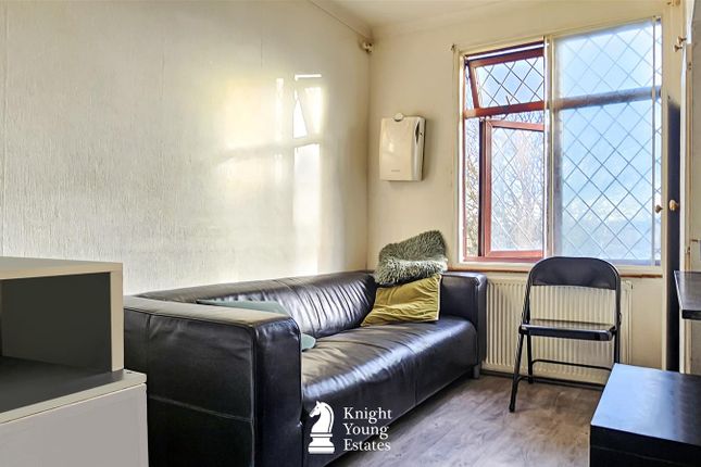 44, Colwyn Crescent, Hounslow photo 3