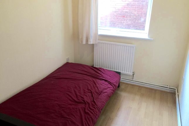 Flat to rent in Gurney Close, Barking