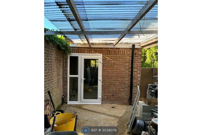 Oaklands Avenue, Watford photo 5