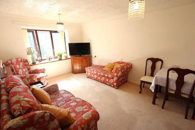 30 Meadowcroft, High Street, Bushey photo 2