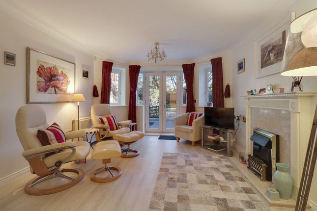 Flat 35, Hinchley Manor Manor Road North, Esher photo 3