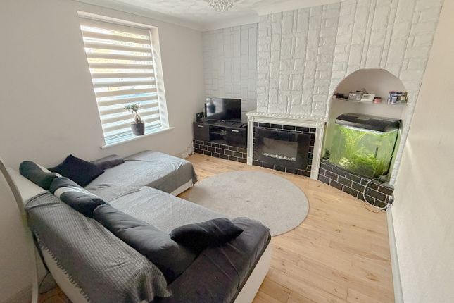 99, Shrewsbury Road, Carshalton photo 2