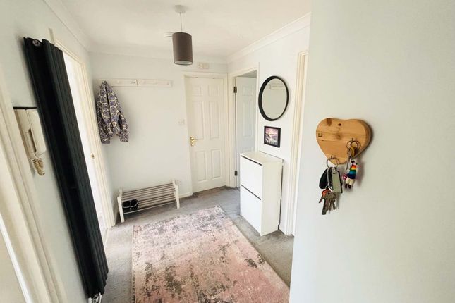 8, JUBILEE COURT, THATCHAM photo 2