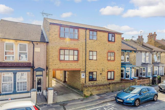 1-bed flat on Amber Court, Beresford Road, Gillingham, £140,000