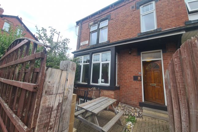 Charming Brick Terraced House With A Welcoming Woo...
