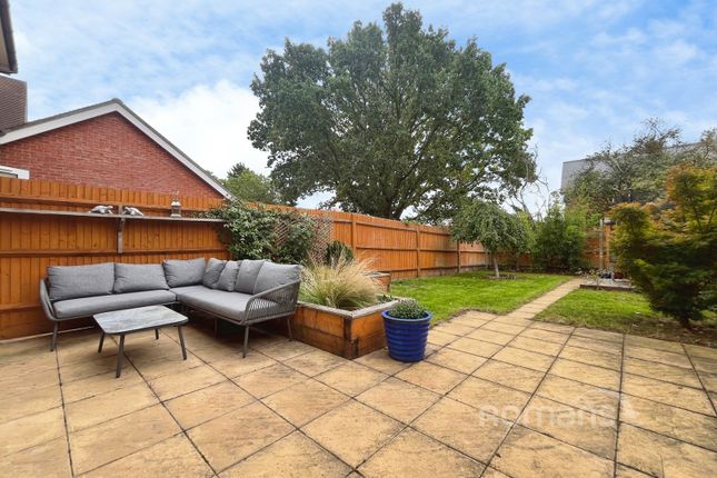 Skylark Place, Farnham photo 2