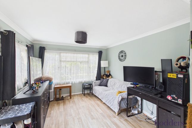 163, Fangrove Park, Lyne photo 2